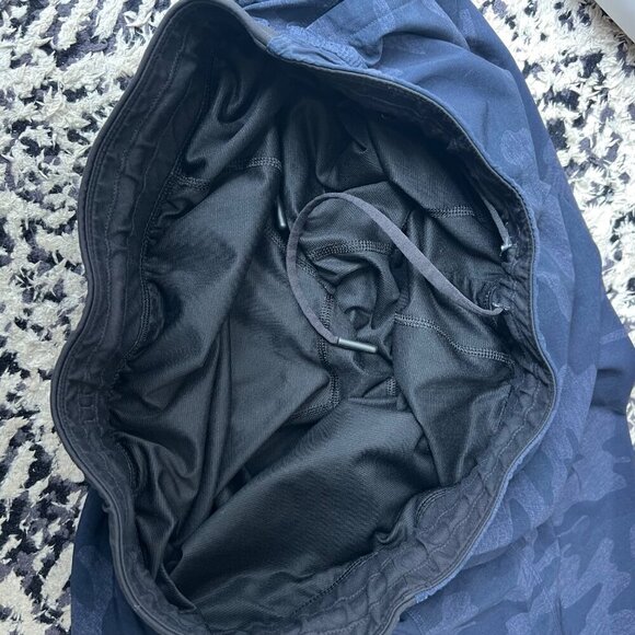 Lululemon Men blue camo lined shorts , Size L B169 - Picture 5 of 6